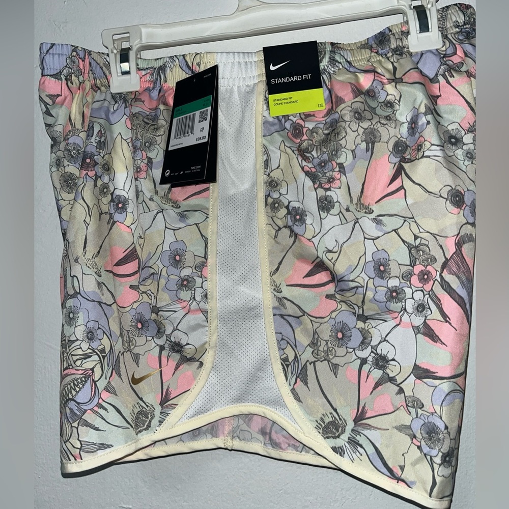 Nike dri fit Running Athletic Shorts Girls Size XL standard fit Logo floral